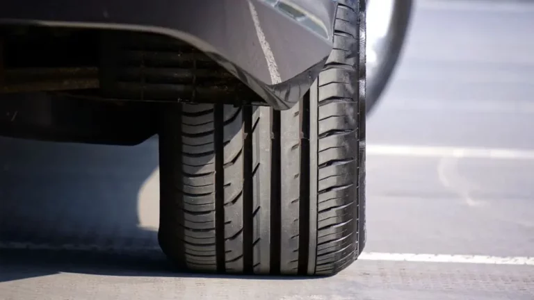 Votre voyant de pression des pneus s&rsquo;allume? Le mécano vous explique le TPMS et comment réagir !
