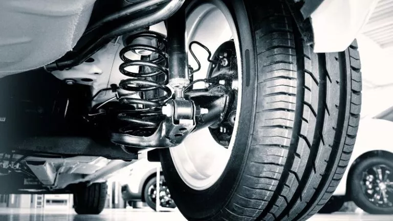 Comment réparer les suspensions de voiture et les crécelles