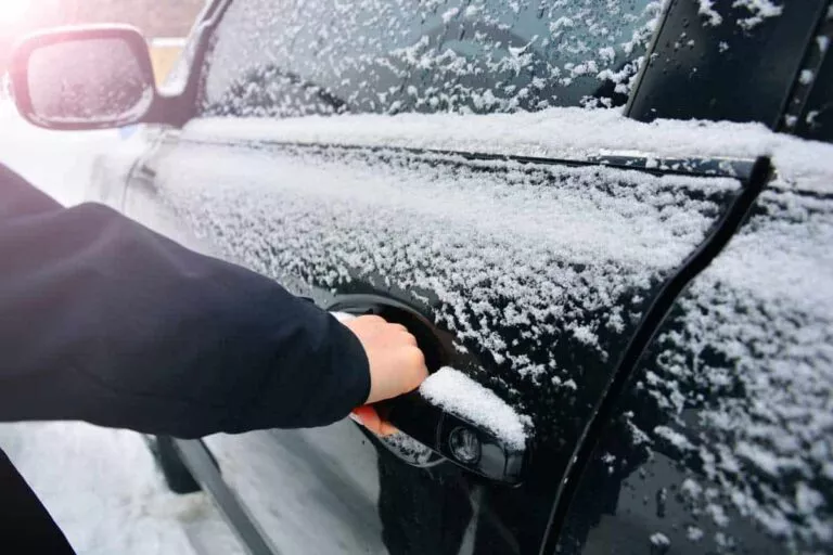 Comment ouvrir une portière de voiture gelée: Trucs et Astuces