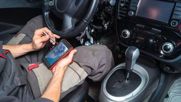 Comment réinitialiser la lumière Check Engine : 7 étapes essentielles pour votre véhicule