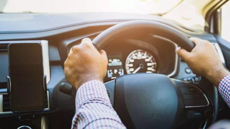 La voiture se retourne mais ne démarre pas : 7 causes et solutions à connaître !